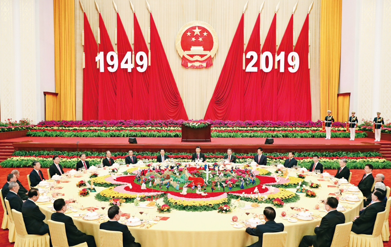 2019年9月30日晚,庆祝中华人民共和国成立70周年招待会在北京人民大会堂隆重举行。习近平、李克强、栗战书、汪洋、王沪宁、赵乐际、韩正、王岐山等党和国家领导人与4000余名中外人士欢聚一堂,共庆新中国70华诞。 新华社记者 黄敬文/摄